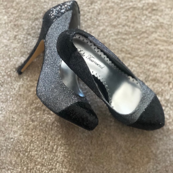 Fabulous silver/black glitter pumps. - Picture 3 of 7